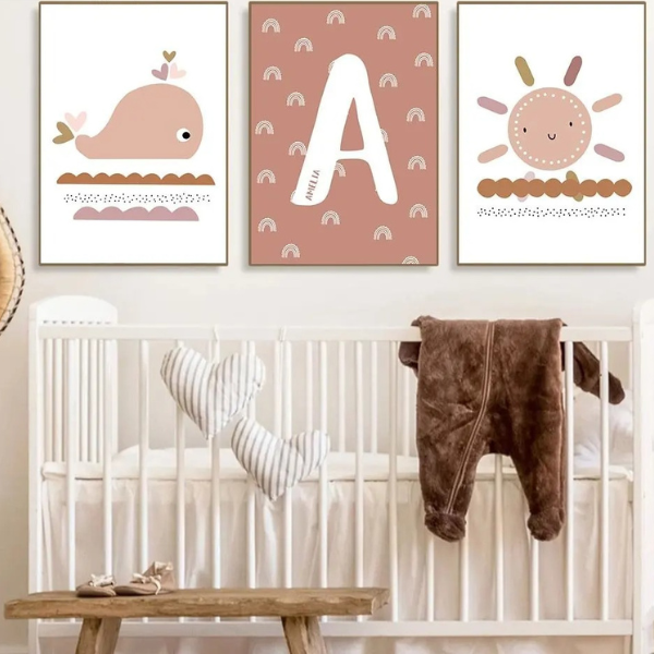 Triptyque d’affiches bébé avec baleine, soleil et lettre décorative dans une ambiance teracotta chaleureuse.