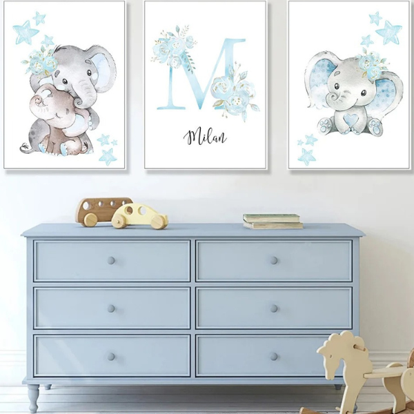 Triptyque d’affiches pour chambre bébé avec éléphants aquarelle bleu, étoiles et affiche initiale personnalisable
