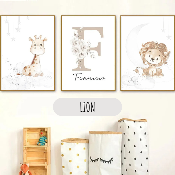 Triptyque d’affiches pour chambre bébé avec lion et girafe illustrés dans un univers lune et nuages