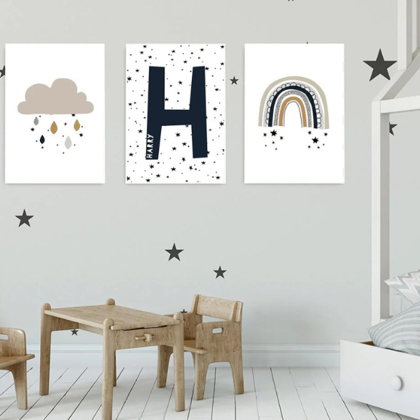 Triptyque d’affiches décoratives pour chambre enfant avec nuage pluvieux, initiale graphique et arc-en-ciel aux tons neutres