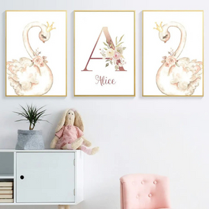 Triptyque d’affiches murales cygne avec initiale florale pour décoration de chambre d’enfant
