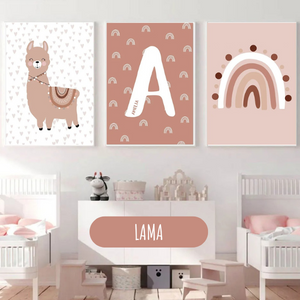 Triptyque décoratif pour chambre d’enfant avec lama illustré, lettre graphique et arc-en-ciel teracotta.