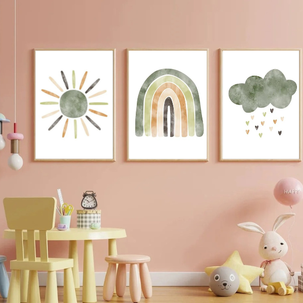Ensemble de trois affiches décoratives pour chambre d’enfant représentant un soleil, un arc-en-ciel et un nuage dans des couleurs naturelles et apaisantes.