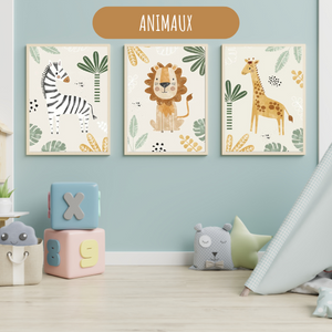 Ensemble de trois affiches safari avec lion, zèbre et girafe, pour chambre bébé ou enfant.