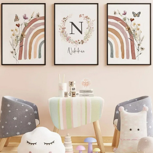 Triptyque d’affiches personnalisables avec arc-en-ciel vintage, couronne de fleurs et papillons, déco douce pour chambre enfant