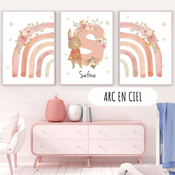 Ensemble de trois affiches murales pour chambre d’enfant avec arc-en-ciel pastel et lapin bohème, décoration douce et poétique.
