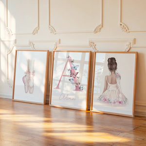 Ensemble affiches ballerine personnalisée avec prénom et initiale florale, décoration chambre bébé fille et enfant style danse classique imprimée sur toile canvas.