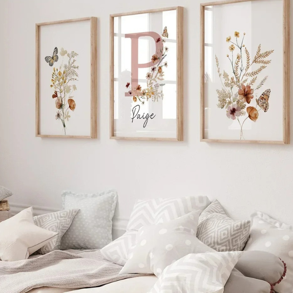 Ensemble de 3 affiches murales avec initiale et compositions florales. Idéal pour chambre enfant ou déco bohème chic.