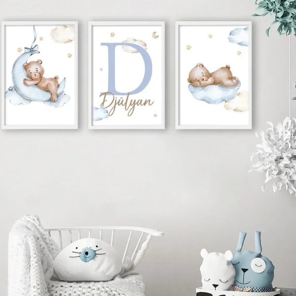 Triptyque d’affiches murales avec oursons sur des nuages, décor étoilé et fond blanc. Parfait pour chambre bébé garçon ou fille.