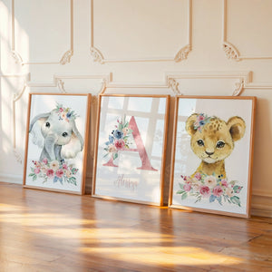 Ensemble de trois affiches safari floral personnalisées avec animaux sauvages et lettre initiale décorée de fleurs. Décoration chambre bébé fille ou garçon style bohème chic.