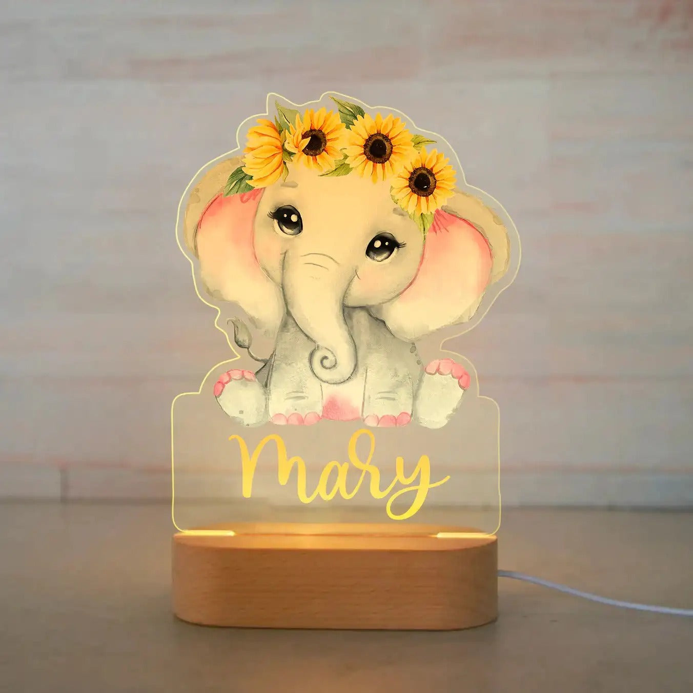 Veilleuse éléphant avec décor floral, personnalisable pour une chambre bébé.