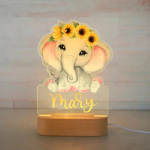 Veilleuse éléphant avec décor floral, personnalisable pour une chambre bébé.