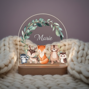 Veilleuse LED animaux de la forêt installée dans une chambre d’enfant