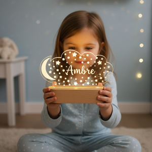 Veilleuse LED enfant en forme de nuage avec lune et étoiles, lumière douce tenue par un enfant, idéale pour apaiser au moment du coucher