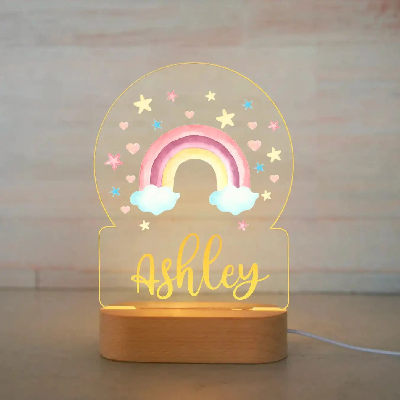 Veilleuse arc-en-ciel personnalisée avec prénom – Lampe LED en bois, motif arc-en-ciel avec étoiles et cœurs, idéale pour une chambre d’enfant.