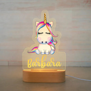 Veilleuse licorne personnalisée avec prénom – Lampe LED en bois, motif bébé licorne assis, parfaite pour un cadeau de naissance ou baptême.