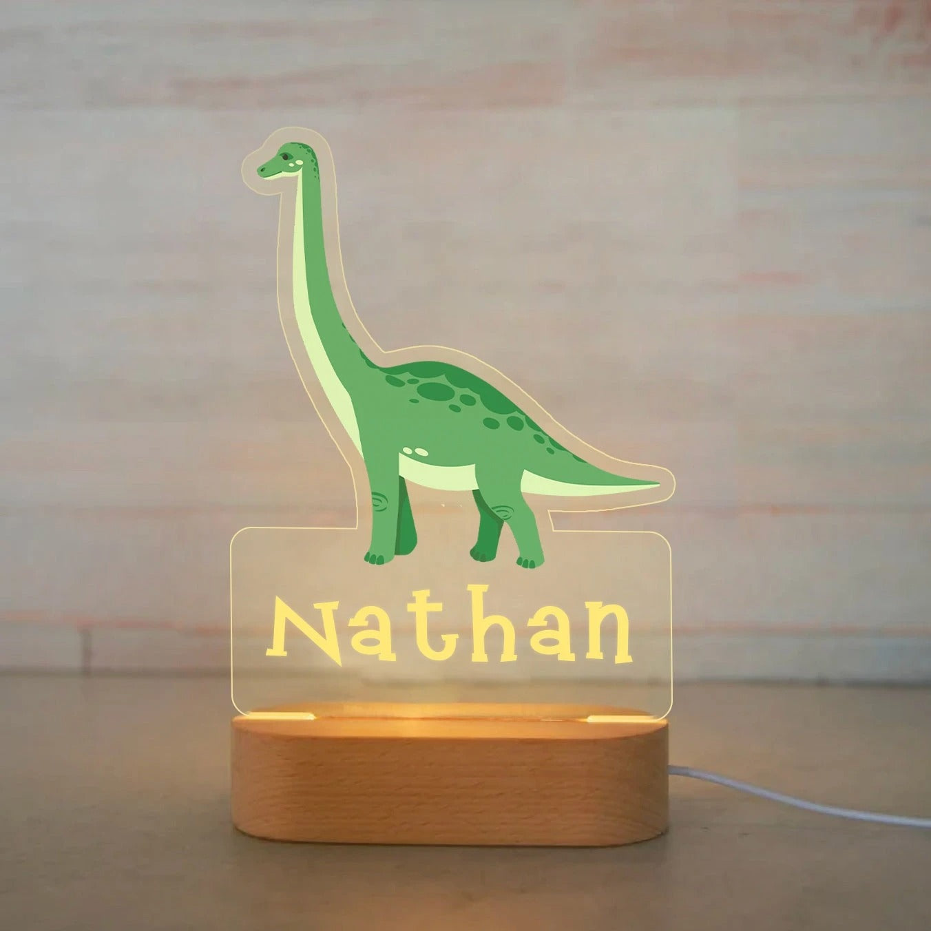 Veilleuse dinosaure personnalisée avec prénom – Lampe LED en bois, motif brachiosaure, idéale pour une décoration chambre enfant aventureuse.