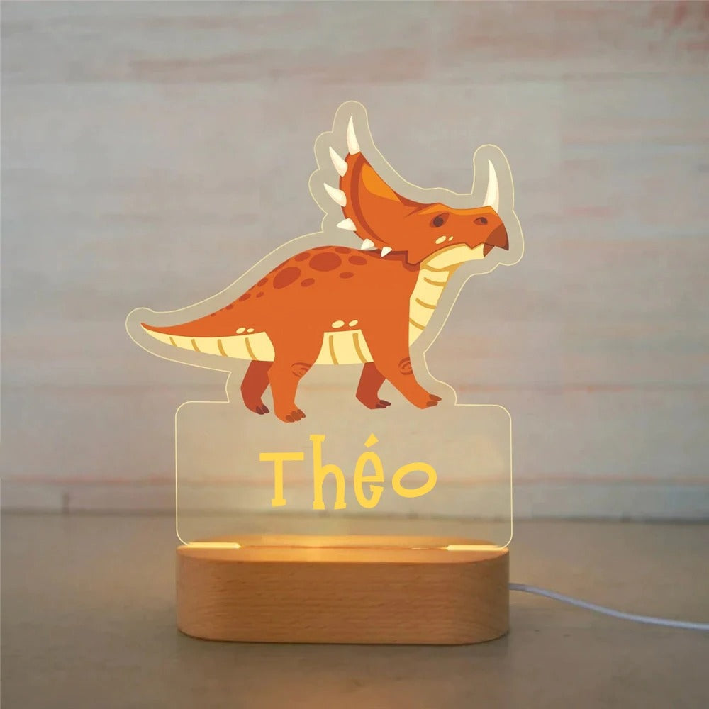 Veilleuse dinosaure personnalisée avec prénom – Lampe LED en bois, design triceratops, parfaite pour une chambre d’enfant et un cadeau de naissance.