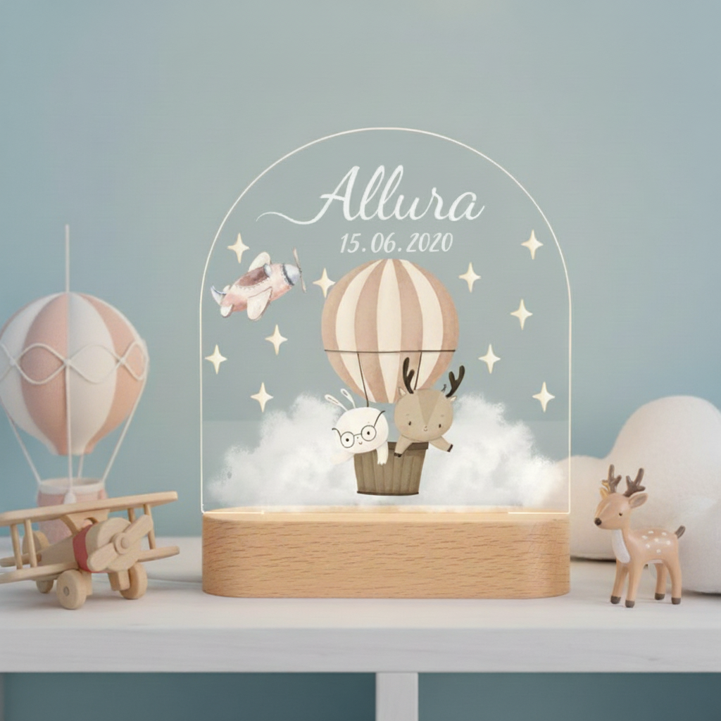 Veilleuse personnalisée pour enfant avec prénom et date de naissance, décor montgolfière et animaux, idéale comme cadeau de naissance ou de décoration pour chambre de bébé.