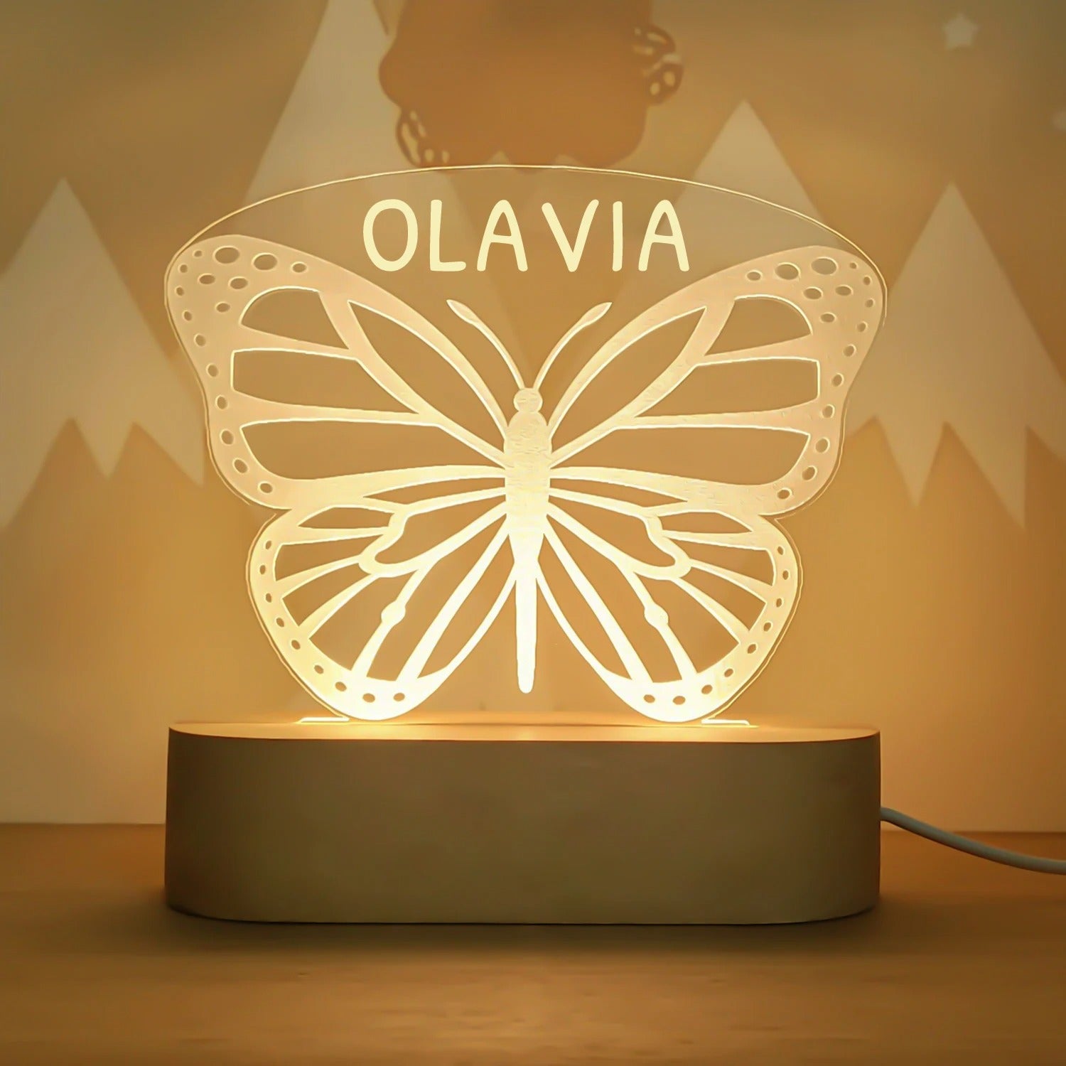 Veilleuse personnalisée papillon avec prénom – Lampe LED douce avec base en bois, idéale pour une chambre de bébé et un cadeau de naissance ou baptême.