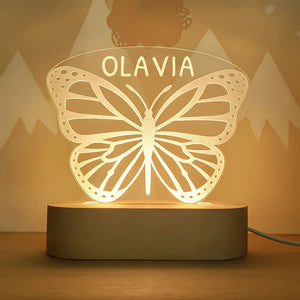 Veilleuse personnalisée papillon avec prénom – Lampe LED douce avec base en bois, idéale pour une chambre de bébé et un cadeau de naissance ou baptême.