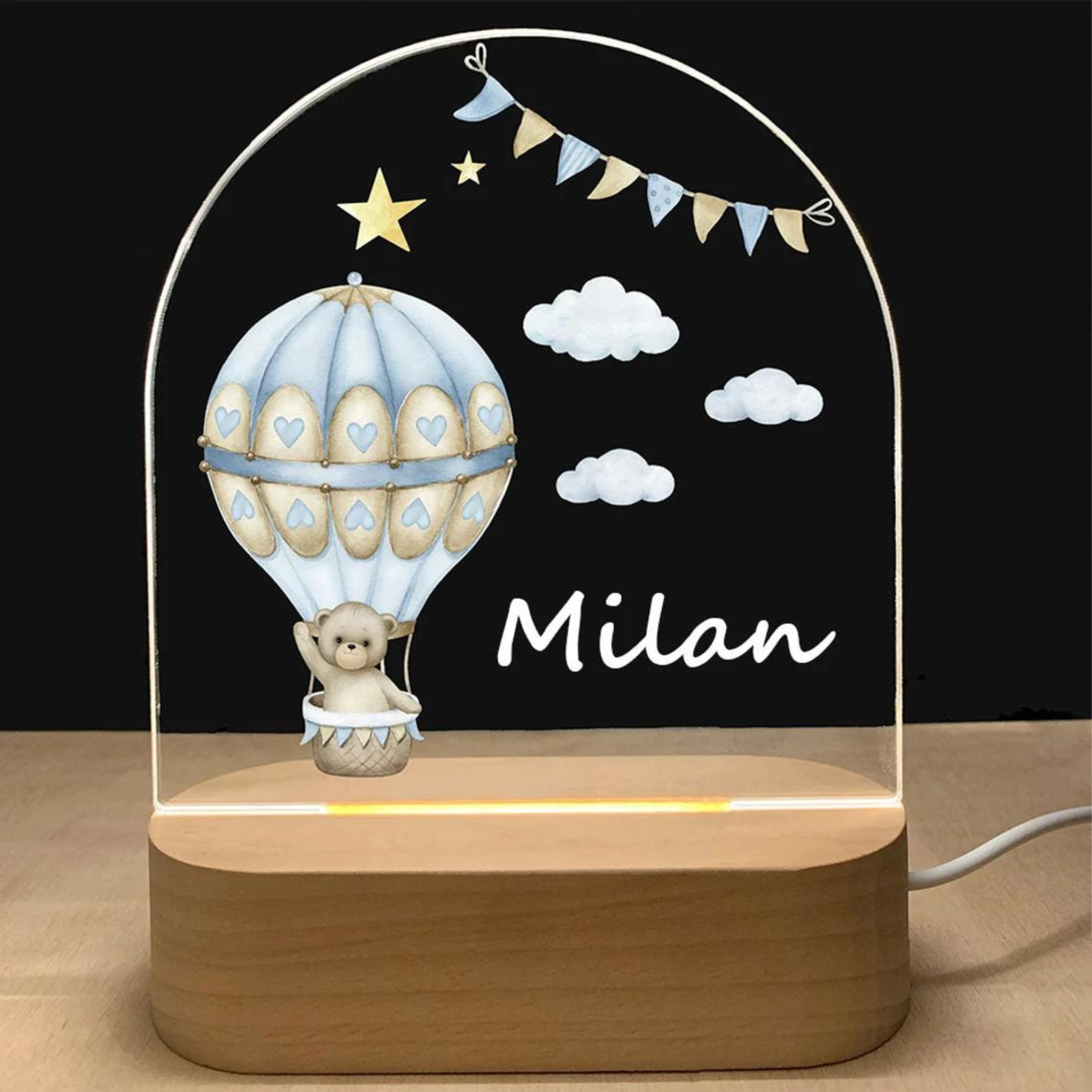Veilleuse personnalisable bleue avec prénom - Motif ourson et ballons. Parfaite pour une chambre d’enfant, cette veilleuse LED personnalisée crée une ambiance réconfortante et magique.