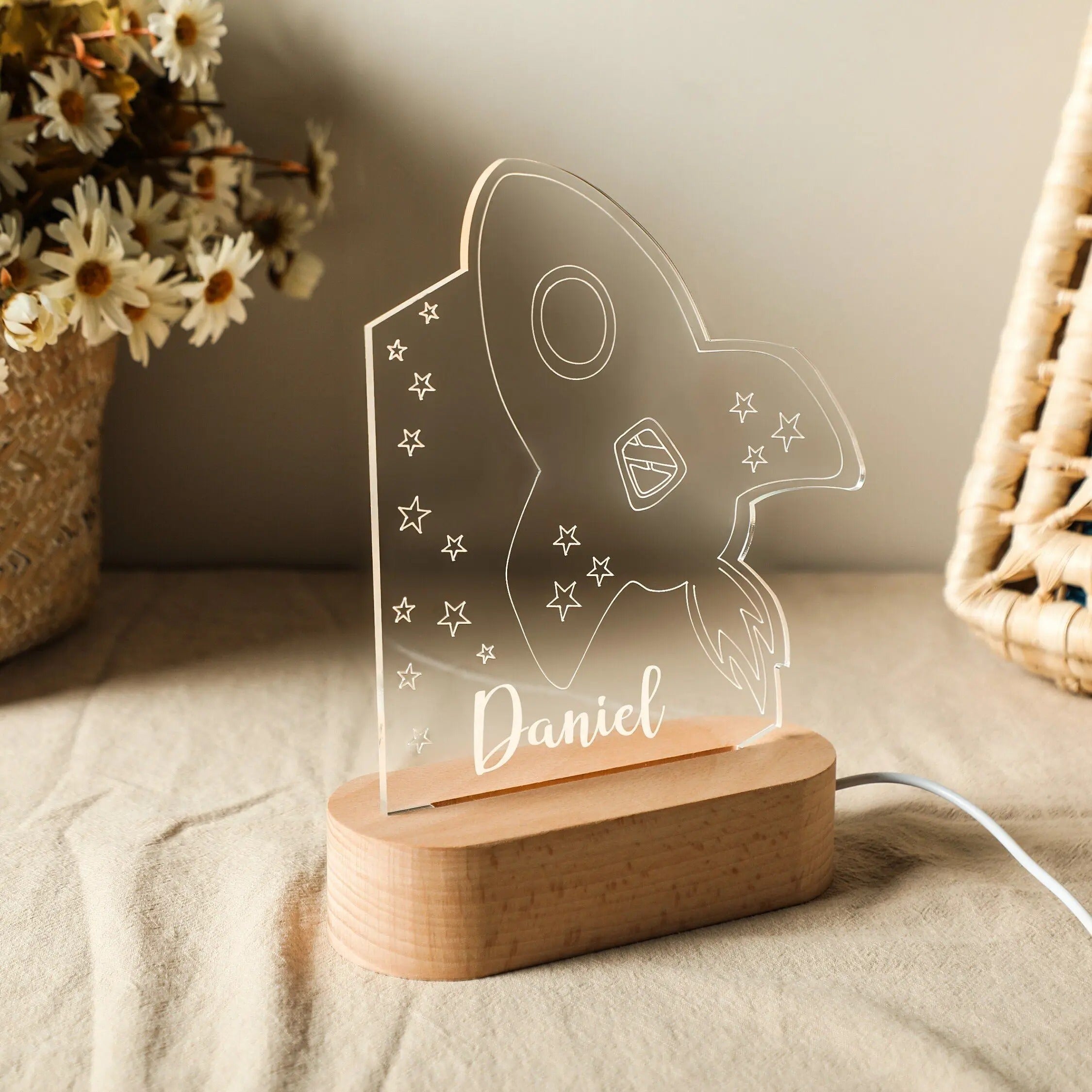 Veilleuse fusée personnalisée avec prénom – Lampe LED douce avec base en bois, idéale pour une chambre d’enfant et un cadeau de naissance, baptême ou anniversaire.