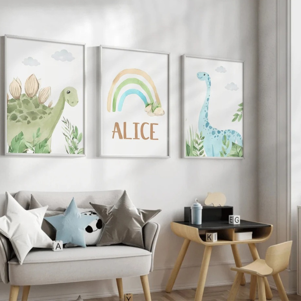 Créez une ambiance douce et naturelle avec cet ensemble de trois affiches dinosaures et arc-en-ciel. Avec des teintes vert sauge et bleu pastel, elles sont idéales pour une décoration murale de chambre d’enfant.