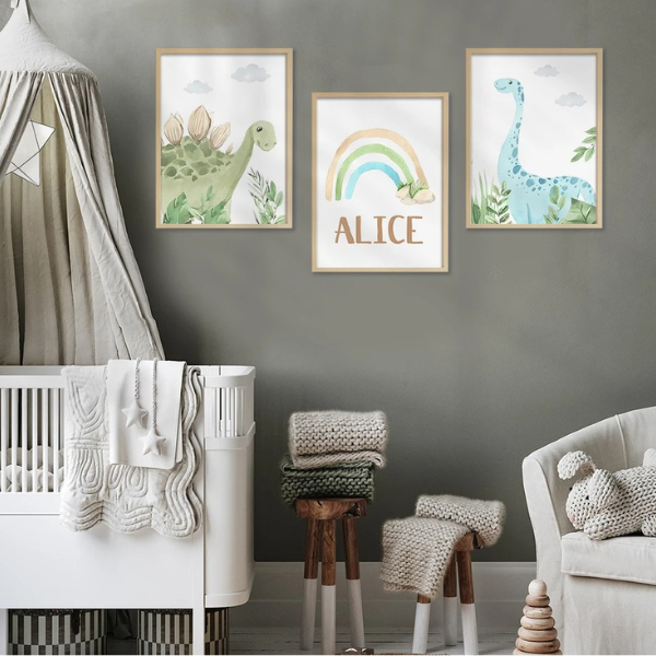 Laissez place à l’imaginaire avec cet ensemble de trois affiches illustrées de dinosaures et d’un arc-en-ciel bohème. Les tons naturels vert sauge et bleu pastel créent un espace doux et harmonieux pour un univers enfantin apaisant. Ajoutez le prénom de votre enfant pour une décoration unique et personnalisée !