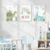 Apportez une touche de tendresse et d’aventure à la chambre de votre enfant avec ce triptyque dinosaure en vert sauge et aquarelle. Une décoration murale parfaite pour un univers doux et naturel. Le centre est personnalisable avec un prénom, idéal pour une idée cadeau naissance ou anniversaire.