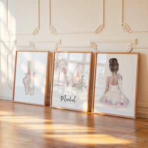 Affiche personnalisée ballerine avec initiale florale et prénom, décoration murale chambre fille imprimée sur toile coton canvas haute qualité, style danse classique élégant et raffiné.