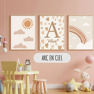 Triptyque d’affiches pour chambre d’enfant avec arc-en-ciel, nuages et soleil beige