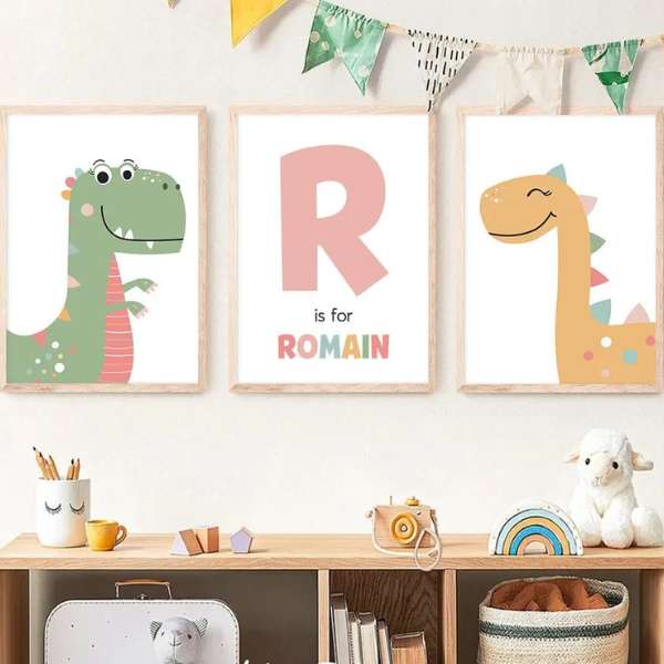 Décoration murale pour chambre d’enfant avec triptyque d’affiches dinosaures illustrés et lettre décorative