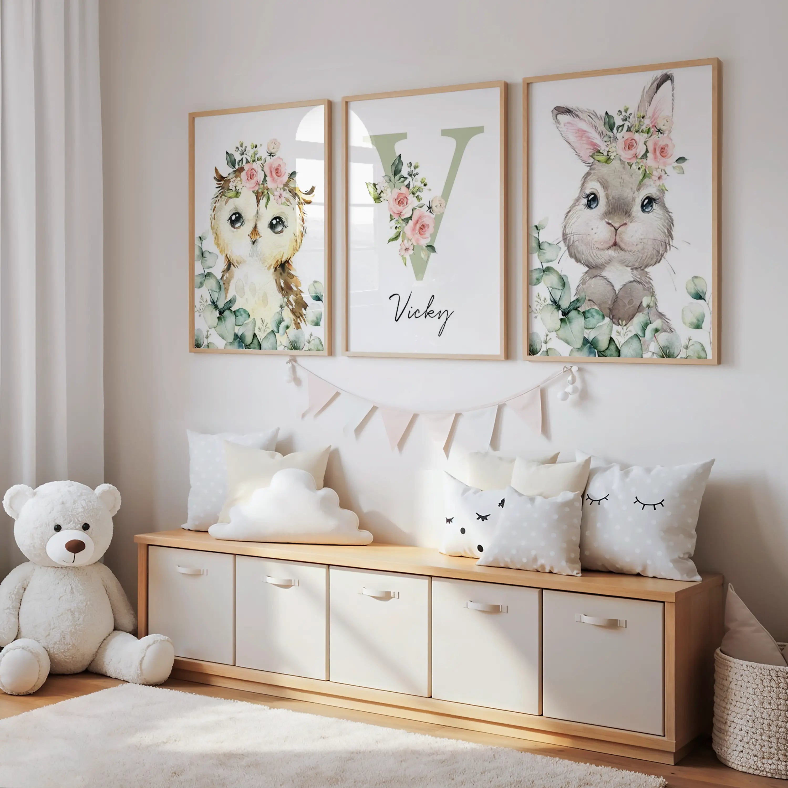 Lot de 3 affiches personnalisées pour chambre bébé thème lapin et chouette avec initiale florale vert sauge et prénom personnalisable, décoration murale douce style aquarelle idéale cadeau de naissance fille ou garçon.