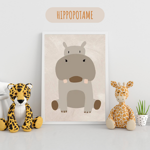 Affiche hippopotame illustrée style safari pour chambre bébé ou enfant, ambiance naturelle et rassurante.