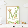Affiche murale enfant avec initiale décorée d’animaux de la jungle et feuillage, idéale pour une décoration de chambre bébé ou enfant au style safari.