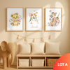 Affiche initiale personnalisée thème safari pour chambre bébé avec lion et girafe, décoration murale bébé élégante avec lettre et prénom personnalisable, cadeau naissance original en toile coton.