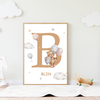 Affiche murale avec lettre décorative et illustration d’ourson pour chambre d’enfant au style tendre