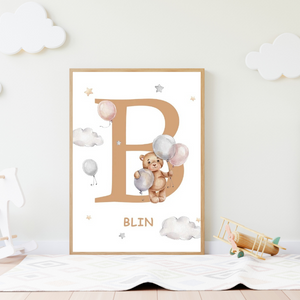Affiche murale avec lettre décorative et illustration d’ourson pour chambre d’enfant au style tendre