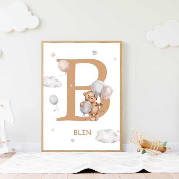 Affiche murale avec lettre décorative et illustration d’ourson pour chambre d’enfant au style tendre