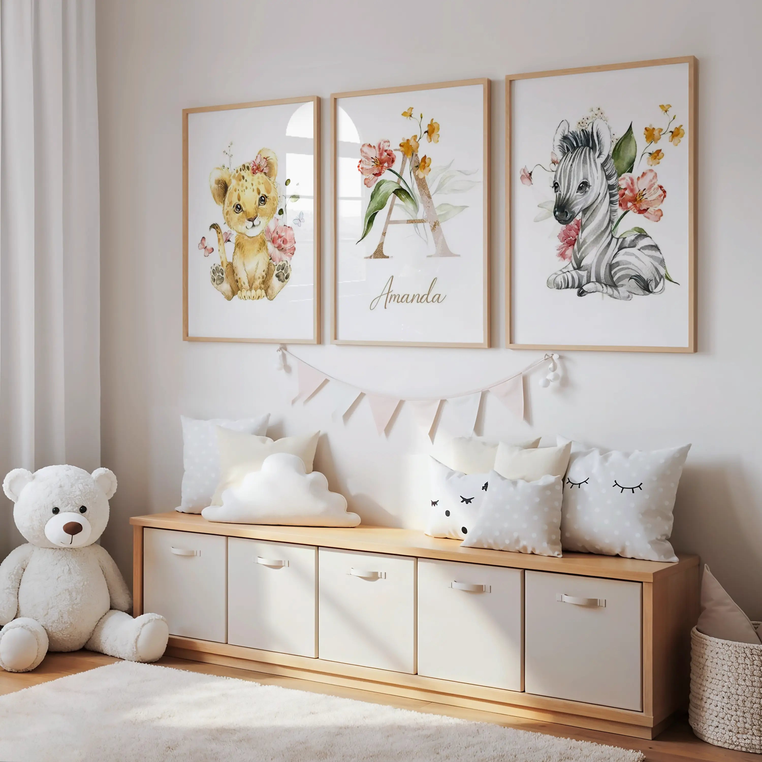 Affiche lionceau bébé safari floral aux tons naturels, décoration murale douce pour chambre bébé fille.