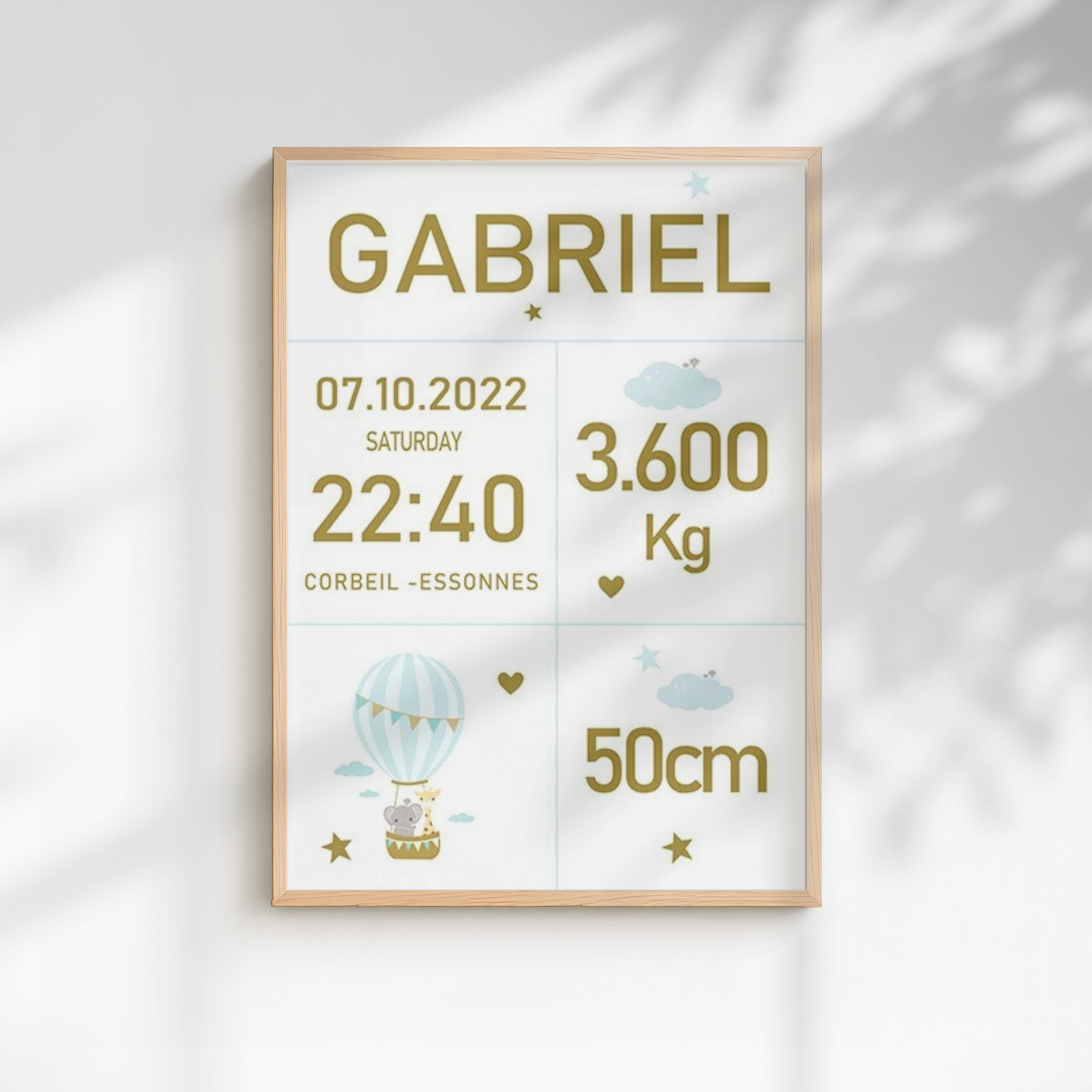 Affiche de naissance personnalisée avec prénom et informations de naissance, illustration montgolfière bleu pastel et nuages, décoration murale chambre bébé garçon
