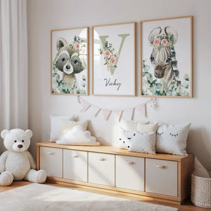 Décoration chambre bébé personnalisée avec raton laveur et zèbre style aquarelle vert sauge, affiche prénom personnalisable avec initiale florale, idée cadeau naissance originale et élégante.