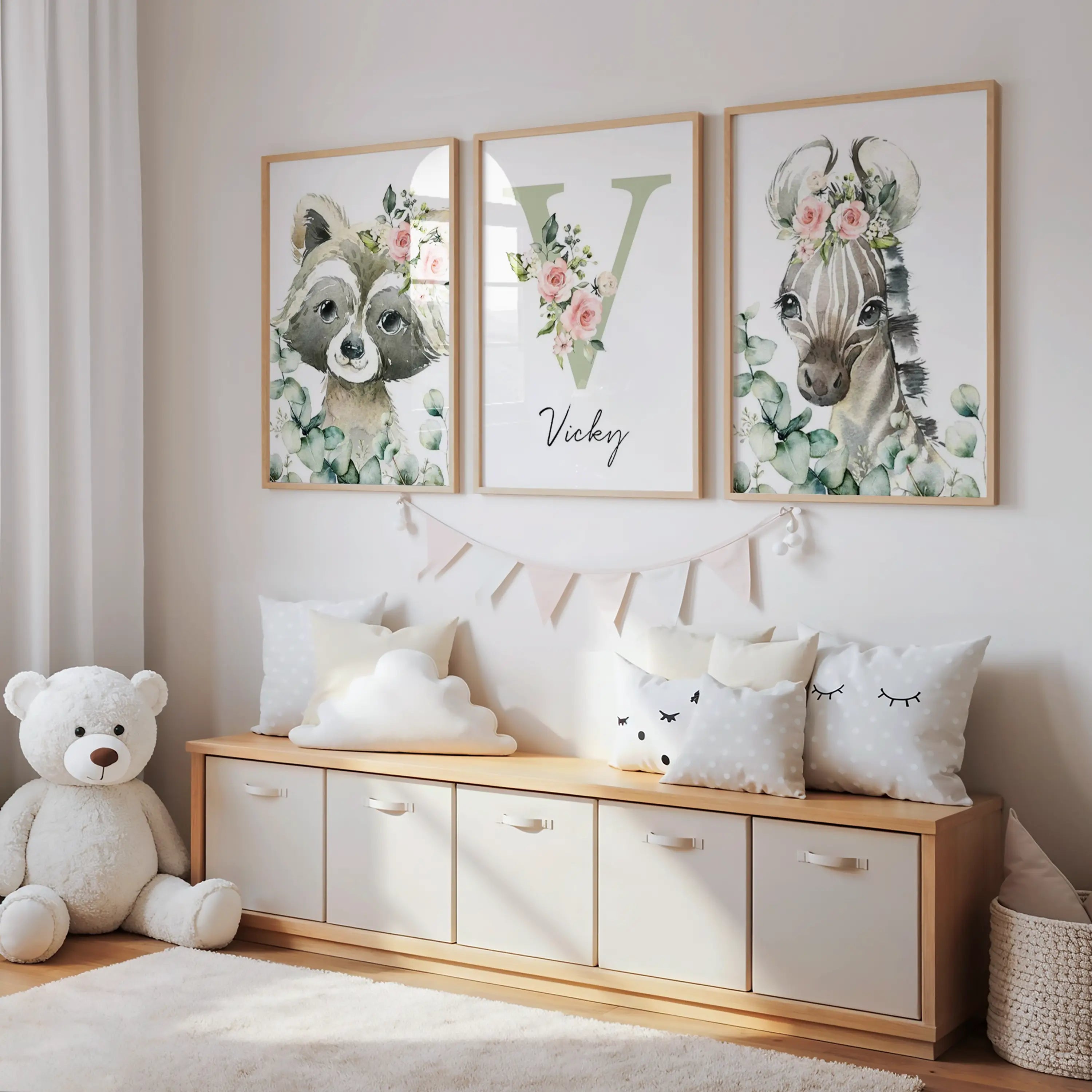 Décoration chambre bébé personnalisée avec raton laveur et zèbre style aquarelle vert sauge, affiche prénom personnalisable avec initiale florale, idée cadeau naissance originale et élégante.