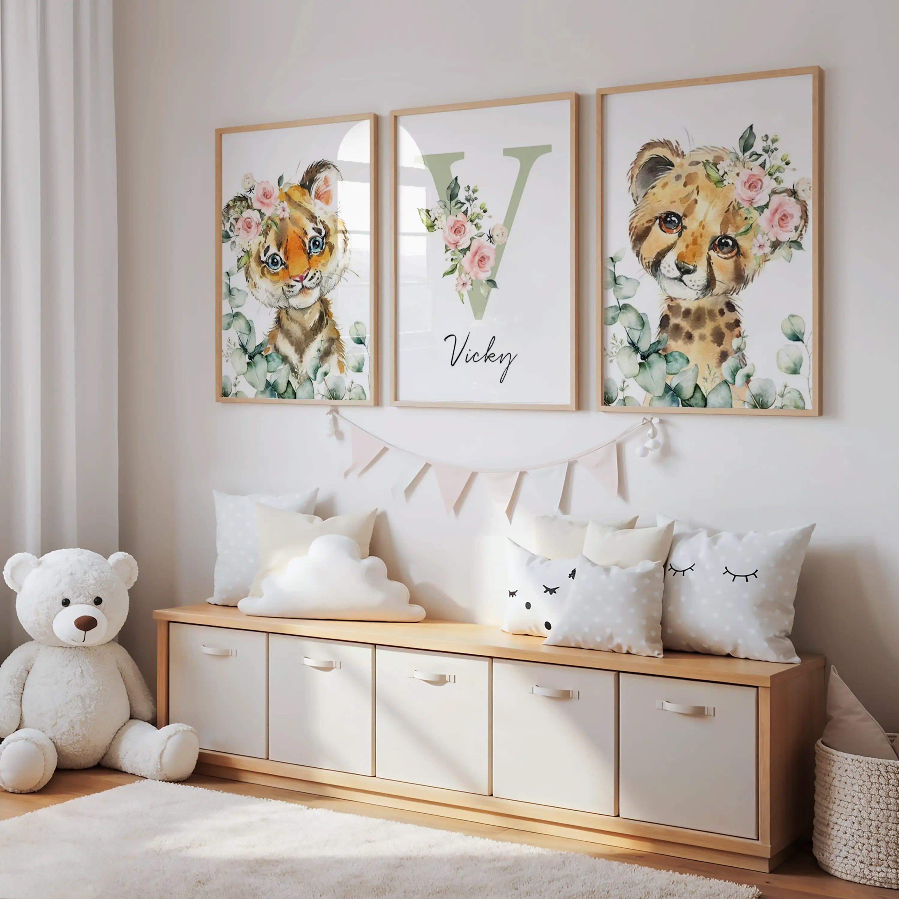 Affiche personnalisée chambre bébé avec lionceau et petit félin couronne florale vert sauge, initiale personnalisée et prénom, décoration murale enfant style aquarelle naturelle et tendance.