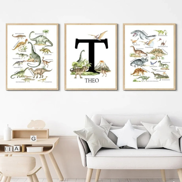 Ensemble de trois affiches sur le thème des dinosaures, dont une personnalisable avec une initiale et un prénom, parfait pour une déco unique.