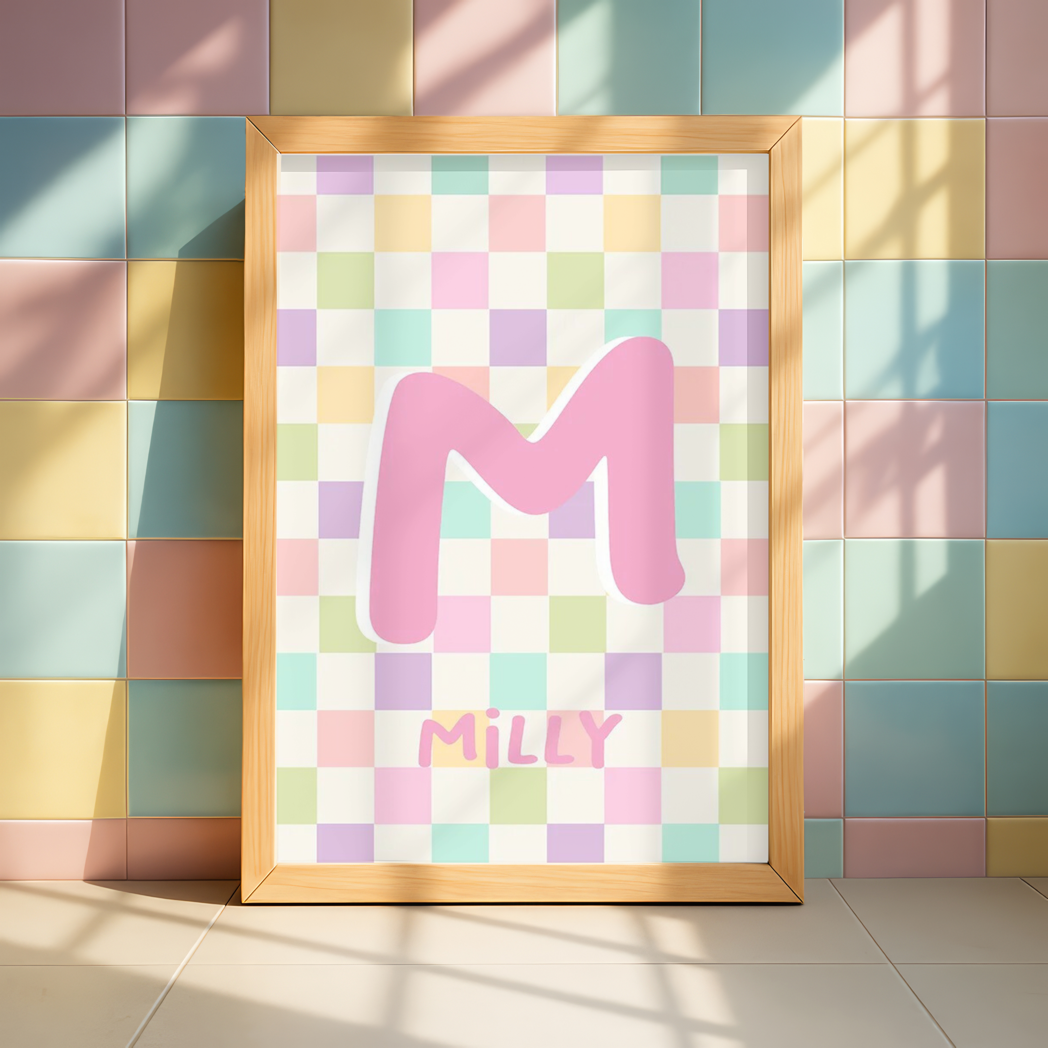 Affiche damier personnalisée avec grande initiale sur fond pastel à carreaux, idéale pour décoration murale de chambre enfant douce et moderne.
