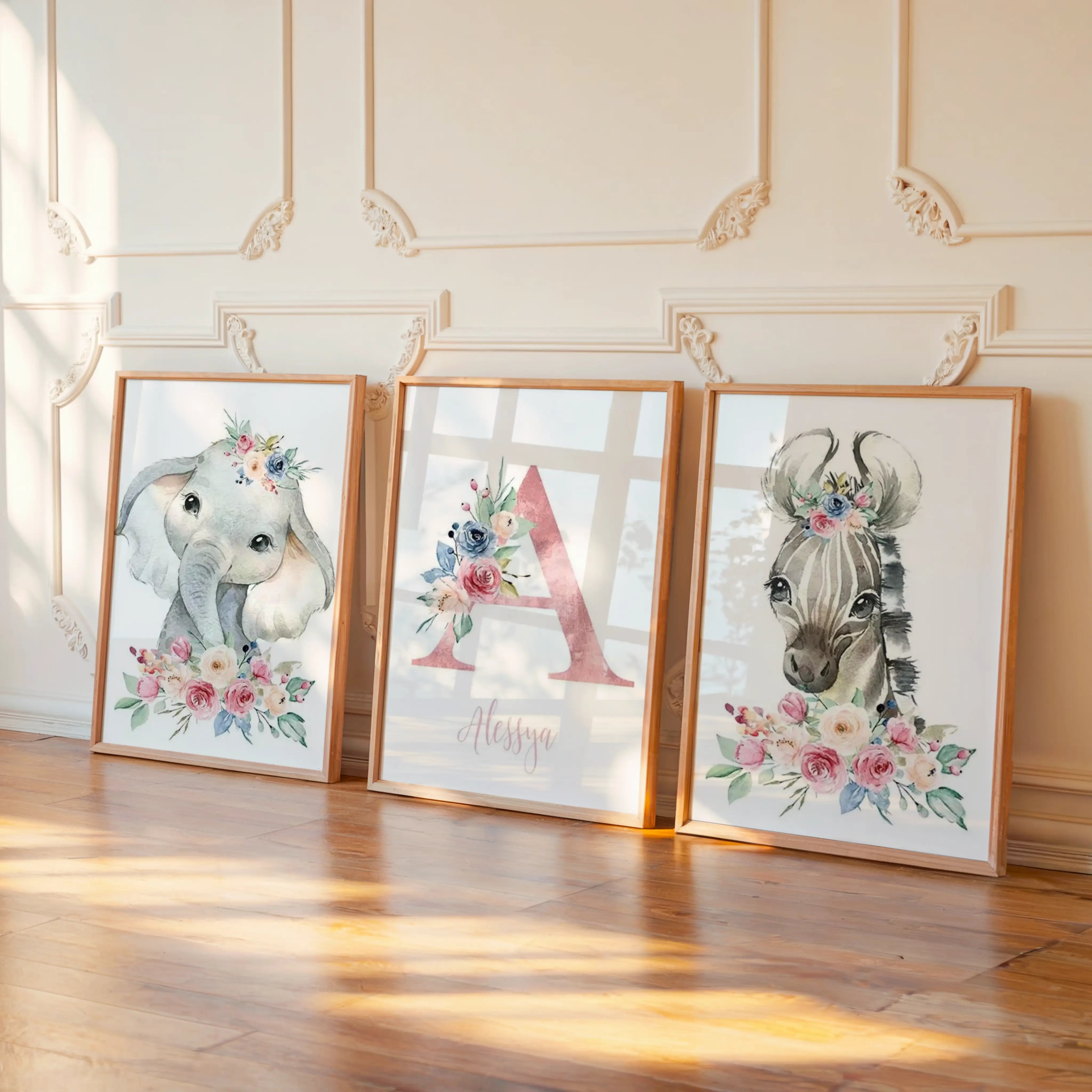 Affiche personnalisée prénom avec lettre initiale décorée de fleurs entourée d’un éléphant et d’un zèbre au style aquarelle bohème. Décoration chambre bébé safari chic sur toile canvas résistante.