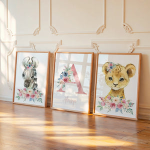 Triptyque d’affiches personnalisées safari floral avec zèbre et lionceau illustrés avec couronnes de fleurs pastel. Décoration murale chambre bébé imprimée sur toile coton canvas, idéale pour cadeau naissance personnalisé.