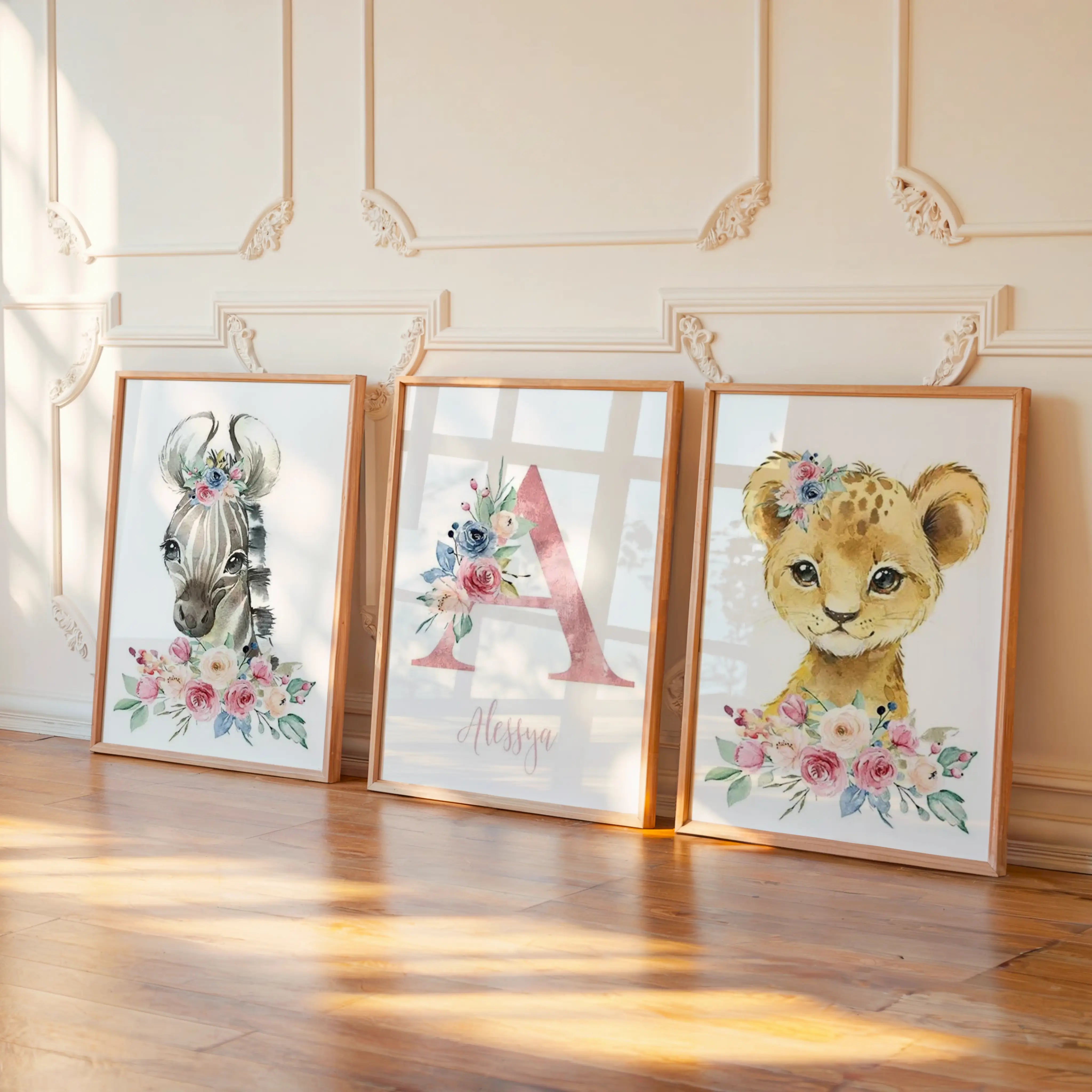 Triptyque d’affiches personnalisées safari floral avec zèbre et lionceau illustrés avec couronnes de fleurs pastel. Décoration murale chambre bébé imprimée sur toile coton canvas, idéale pour cadeau naissance personnalisé.